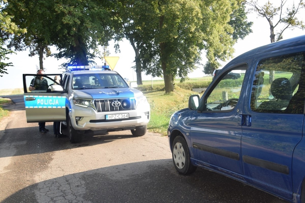 Nasielsk. Pijany kierowca mając ponad 2 promile alkoholu w organizmie jechał całą szerokością jezdni. 53-latek został zatrzymany przez świadków w Dobrej Woli