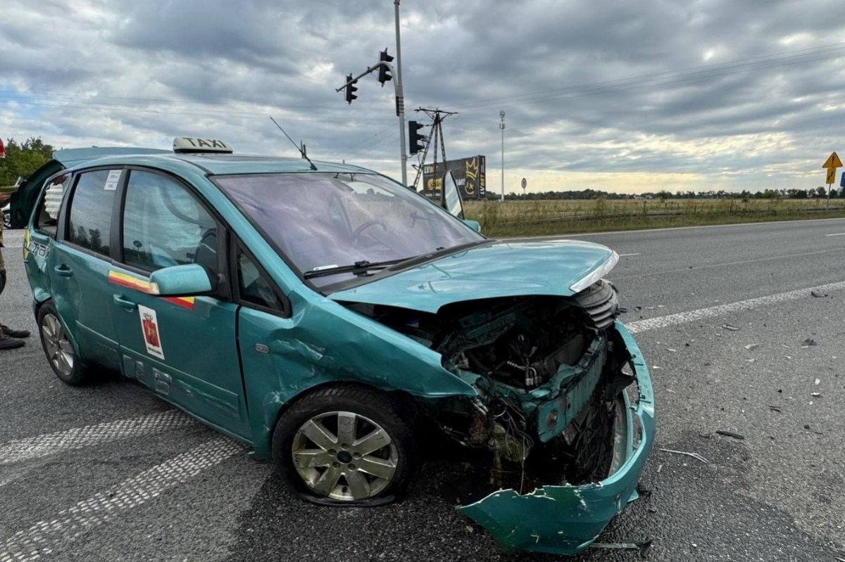 Czosnów. Zderzenie Toyoty i Forda na skrzyżowaniu trasy S7 i ulicy Kusocińskiego w Palmirach. Kierowca jednego z aut wjechał na skrzyżowanie na czerwonym świetle