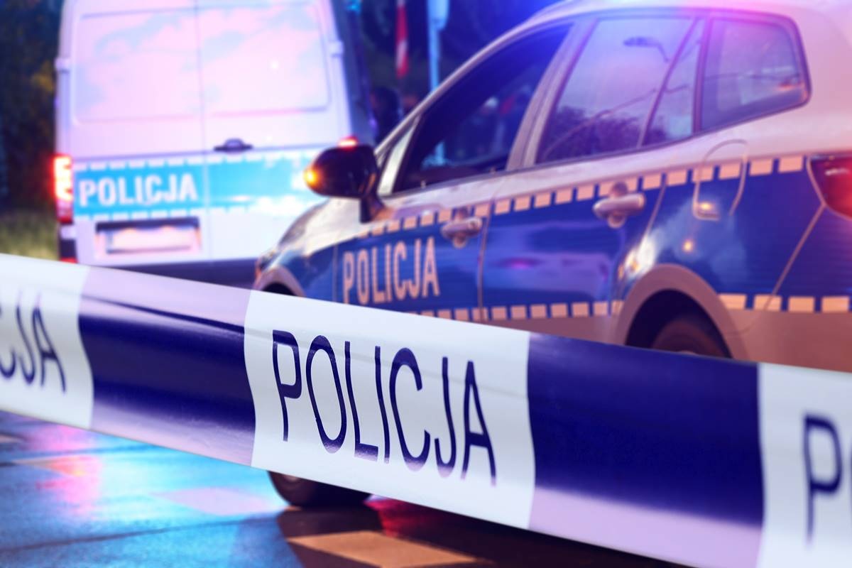Nasielsk. 19-latek nie zatrzymał się do kontroli drogowej i po pościgu został zatrzymany w Mazewie Dworskim B. Dwóch pasażerów zaatakowało policjantów