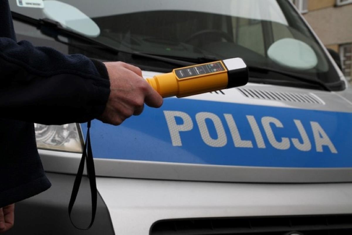 Nasielsk. W Głodowie Wielkim pijany 40-latek wioząc siostrę na hulajnodze elektrycznej doprowadził do wywrotki jednośladu. Kobieta trafiła do szpitala, a mężczyzna został ukarany mandatami o łącznej wysokości ponad 3 tys. zł