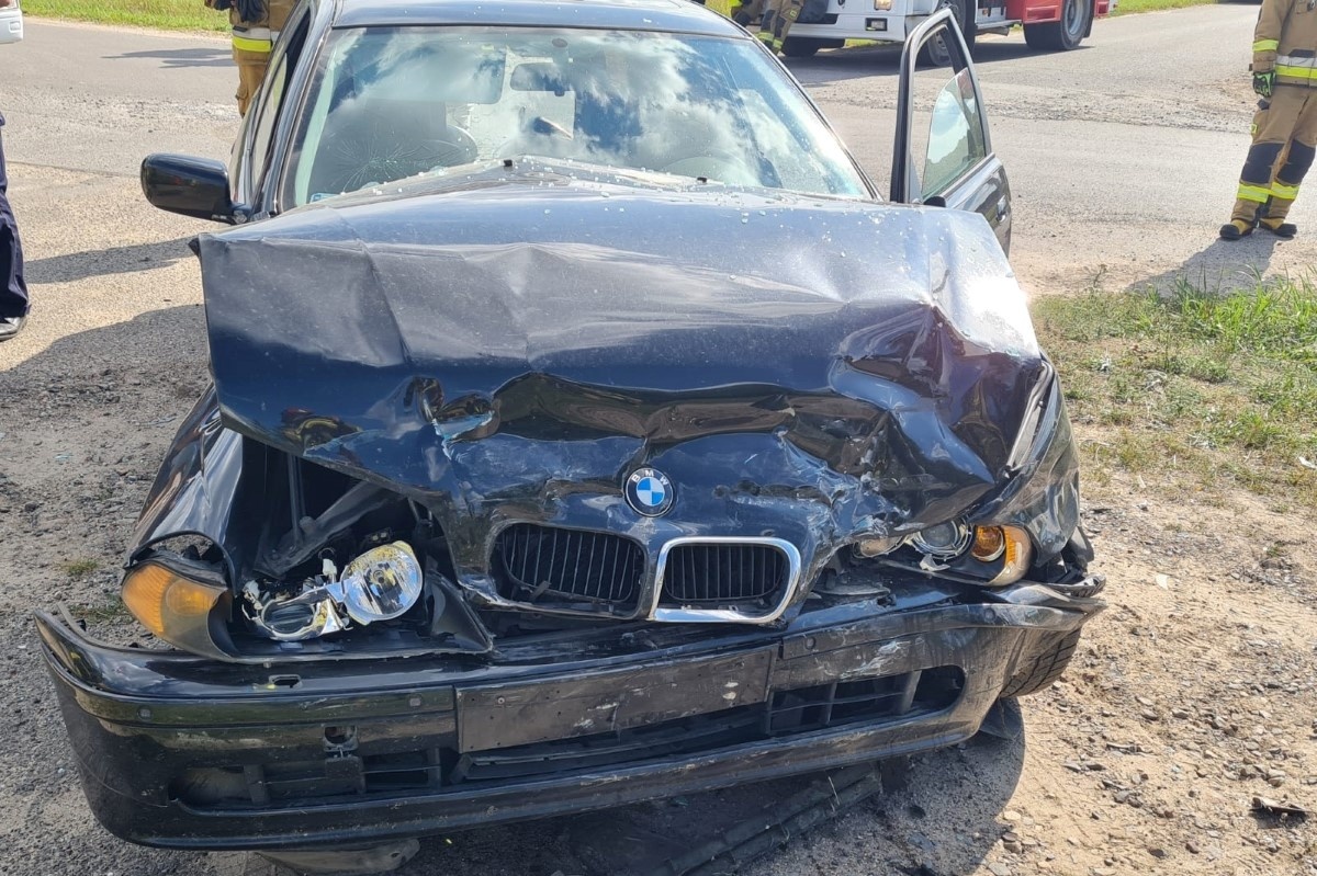 Nasielsk. Zderzenie BMW i Toyoty w Chlebiotkach. Dwie osoby trafiły do szpitala