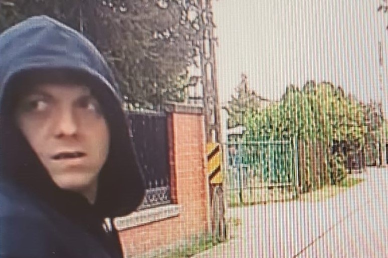 Pomiechówek. Policja prosi o pomoc w ustaleniu tożsamości mężczyzny, który poprzecinał opony w zaparkowanym samochodzie i oblał pojazd olejem silnikowym