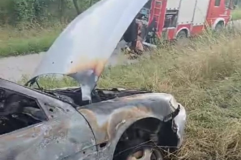 Leoncin. W Nowym Secyminie spłonął Opel. Autem podróżowało dwóch pijanych mężczyzn i początkowo żaden nie przyznawał się do tego, że prowadził