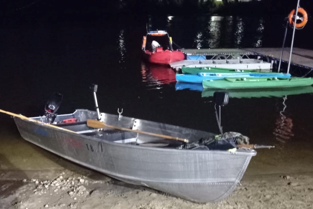 Nowy Dwór Mazowiecki. Tragiczny finał nocnych poszukiwań kobiety, która weszła do Narwi, żeby popływać. Pomimo wyłowienia na brzeg i reanimacji prowadzonej przez służby ratownicze życia kobiety nie udało się uratować