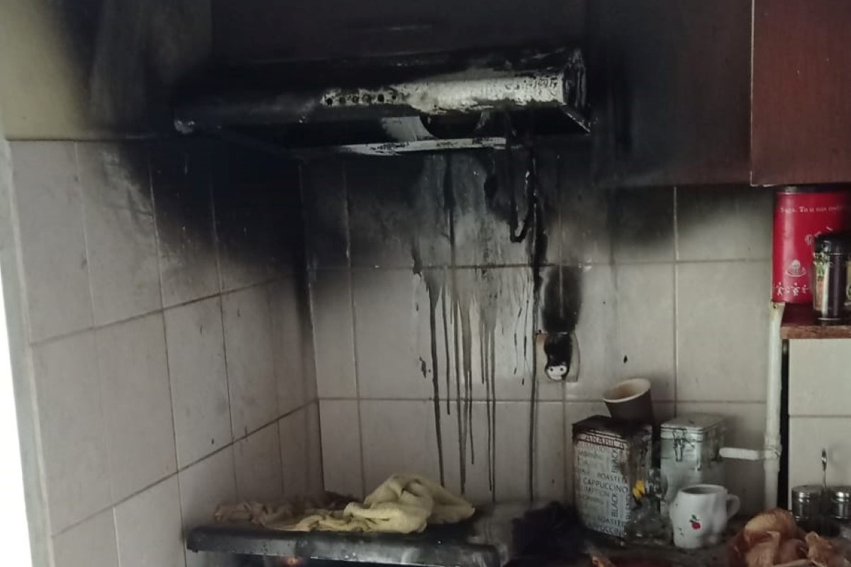 Nowy Dwór Mazowiecki. Pożar przypalonej potrawy i kuchni w bloku przy Młodzieżowej. Jedna osoba doznała obrażeń