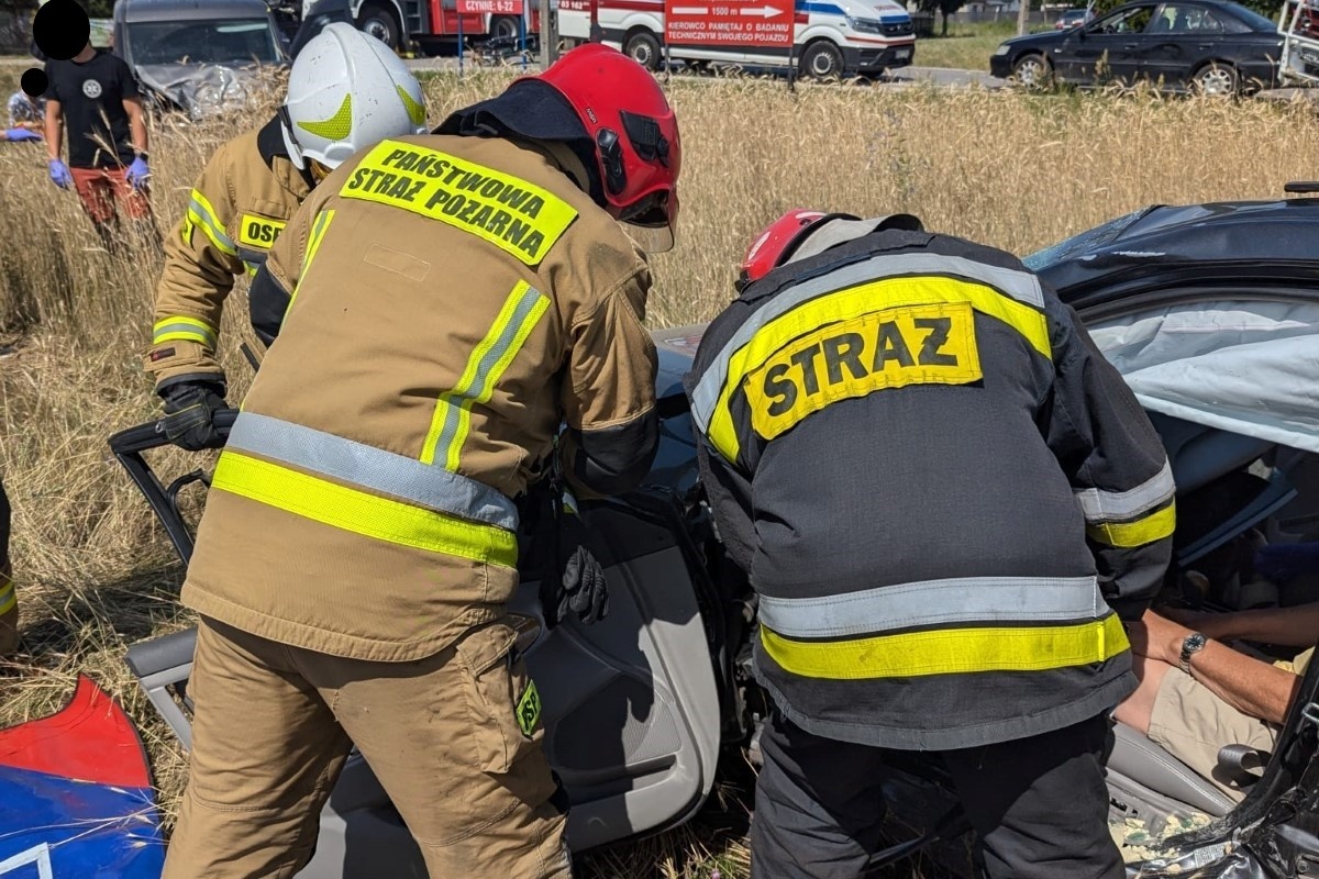 Leoncin. Zderzenie Toyoty i Fiata na DW 575 w Nowych Gniewniewicach. Strażacy przy użyciu sprzętu hydraulicznego oswobodzili jednego z kierowców