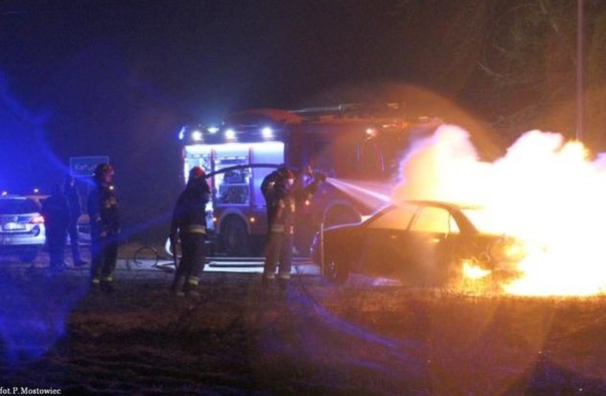 Zakroczym. Pożar Volkswagena w Smoszewie. Z ogniem walczyły zastępy straży pożarnej