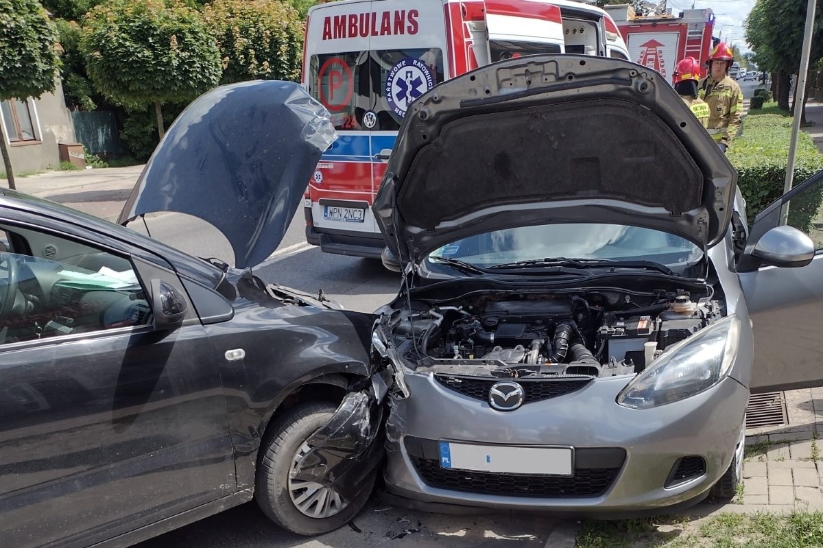 Nasielsk. Czołowe zderzenie Mazdy i Volkswagena na Warszawskiej. Utrudnienia drogowe trwały ponad godzinę