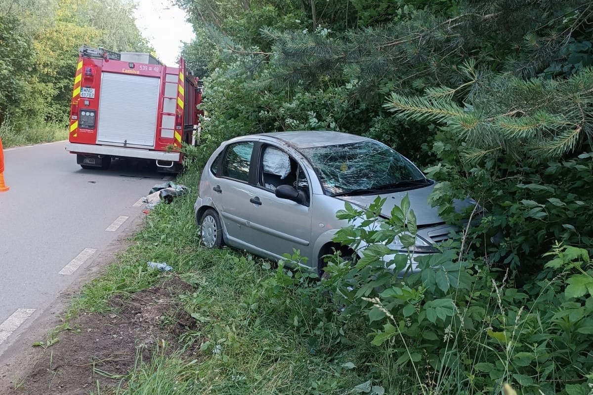 Nasielsk. Dachowanie osobowego citroena w Borkowie. 18-latek nie dostosował prędkości