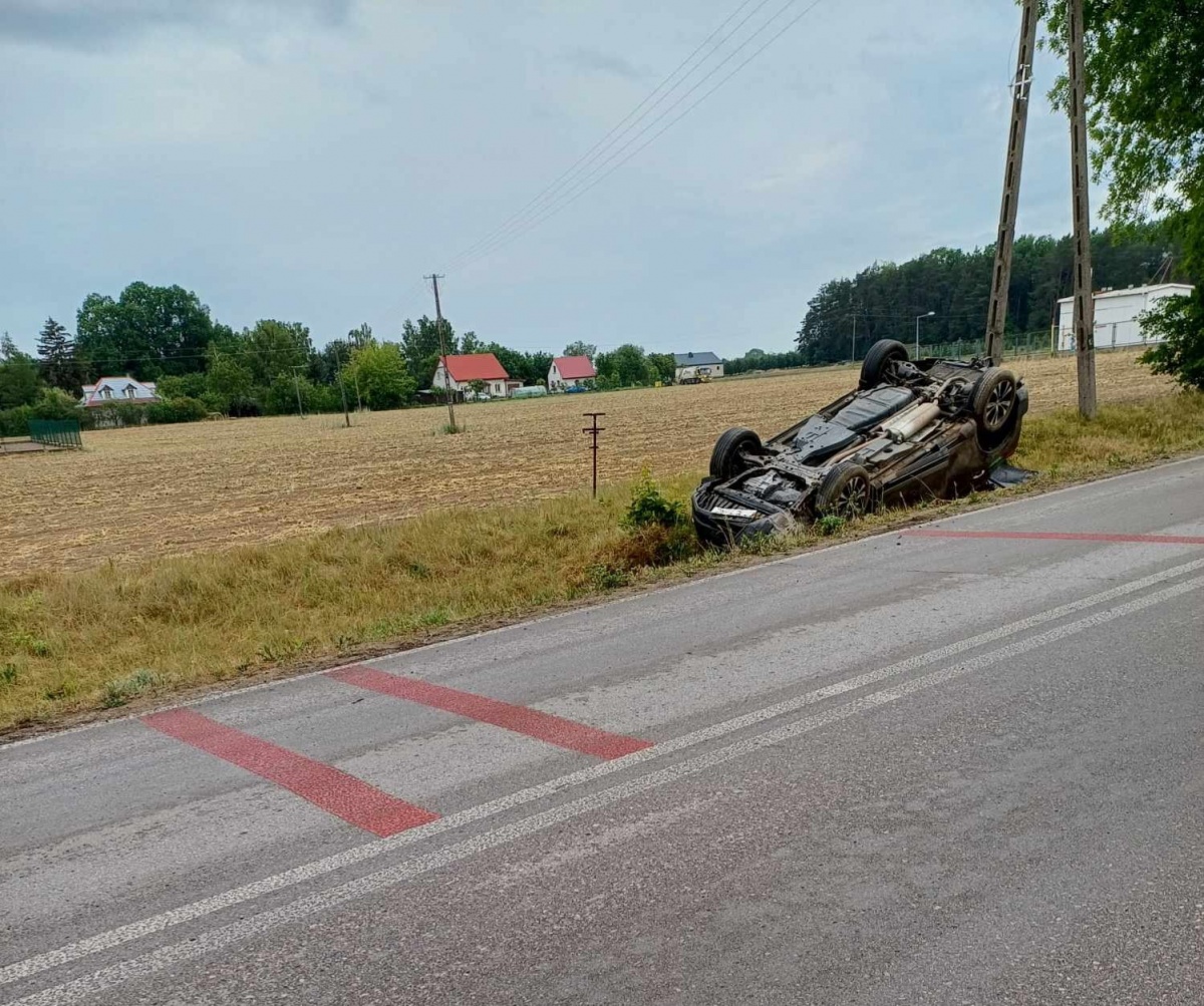 Nasielsk. Dachowanie po zderzeniu dwóch aut w Budach Siennickich