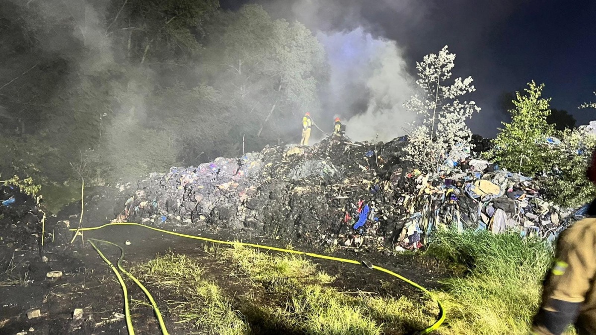 Czosnów. Niebezpieczna substancja chemiczna na terenie pogorzeliska w Cybulicach Małych. „Tworzyła pęcherzyki powietrza i parowała”