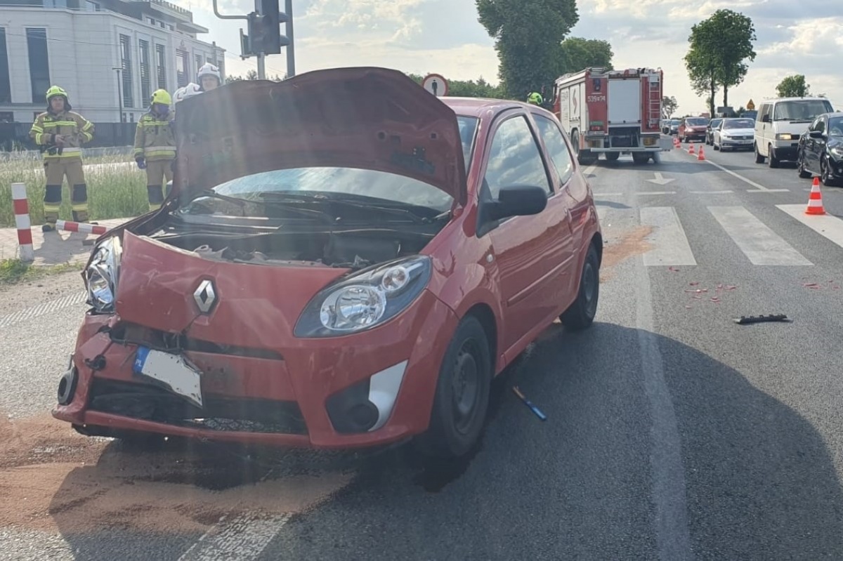 Czosnów. Zderzenie Renault i Citroena na trasie S7 w Łomnie. Utrudnienia drogowe trwały ponad godzinę