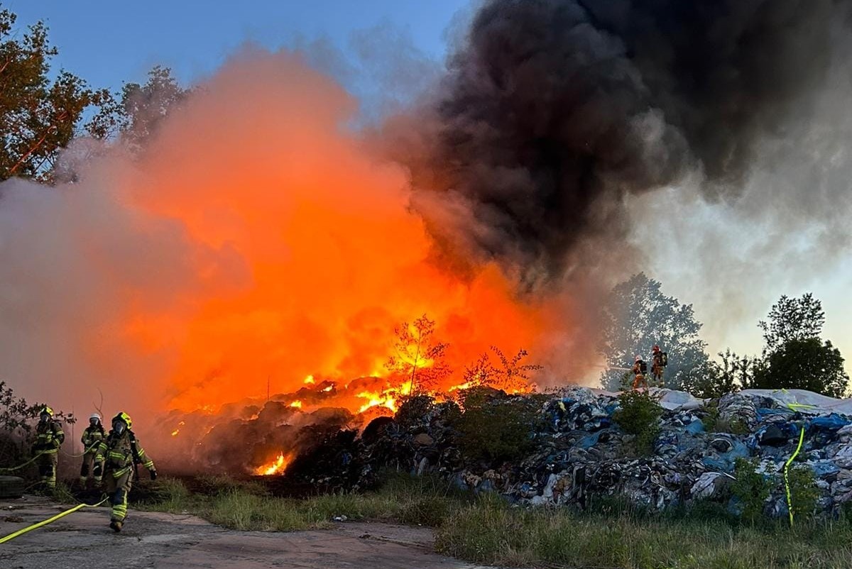 Czosnów. Pożar ogromnej hałdy odpadów w Cybulicach Małych. Z ogniem walczyło 16 zastępów straży pożarnej