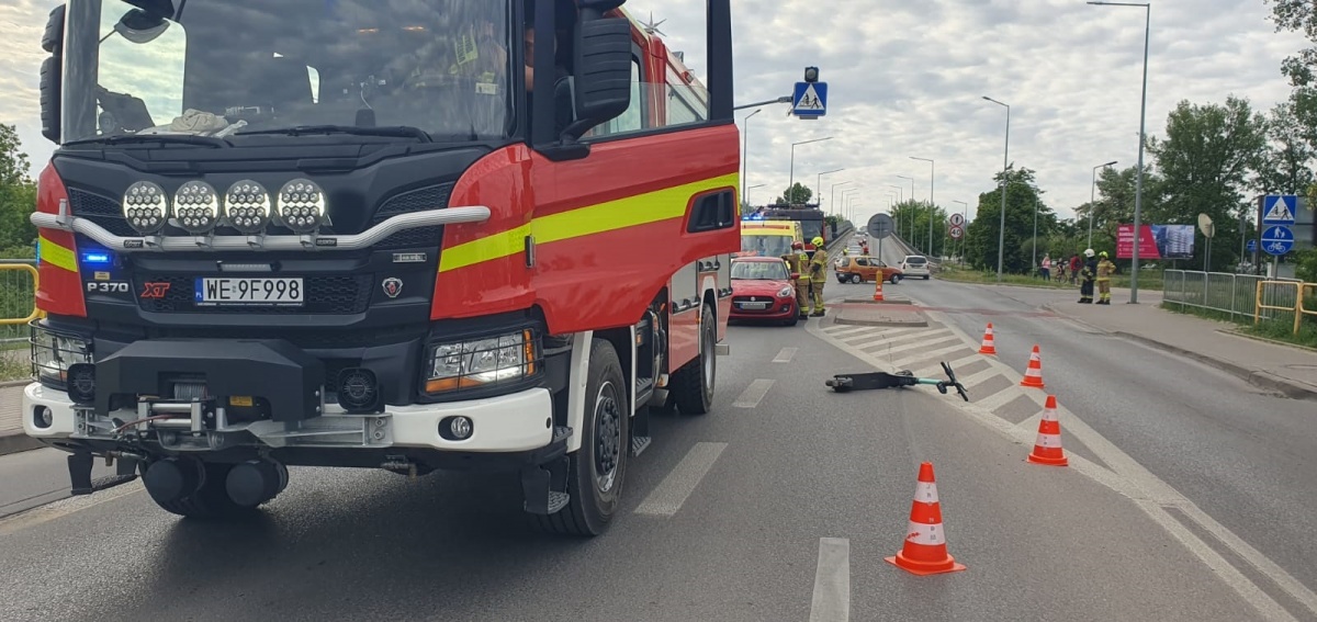 Nowy Dwór Mazowiecki. Mężczyzna na hulajnodze wjechał wprost pod jadący samochód. Trafił do szpitala
