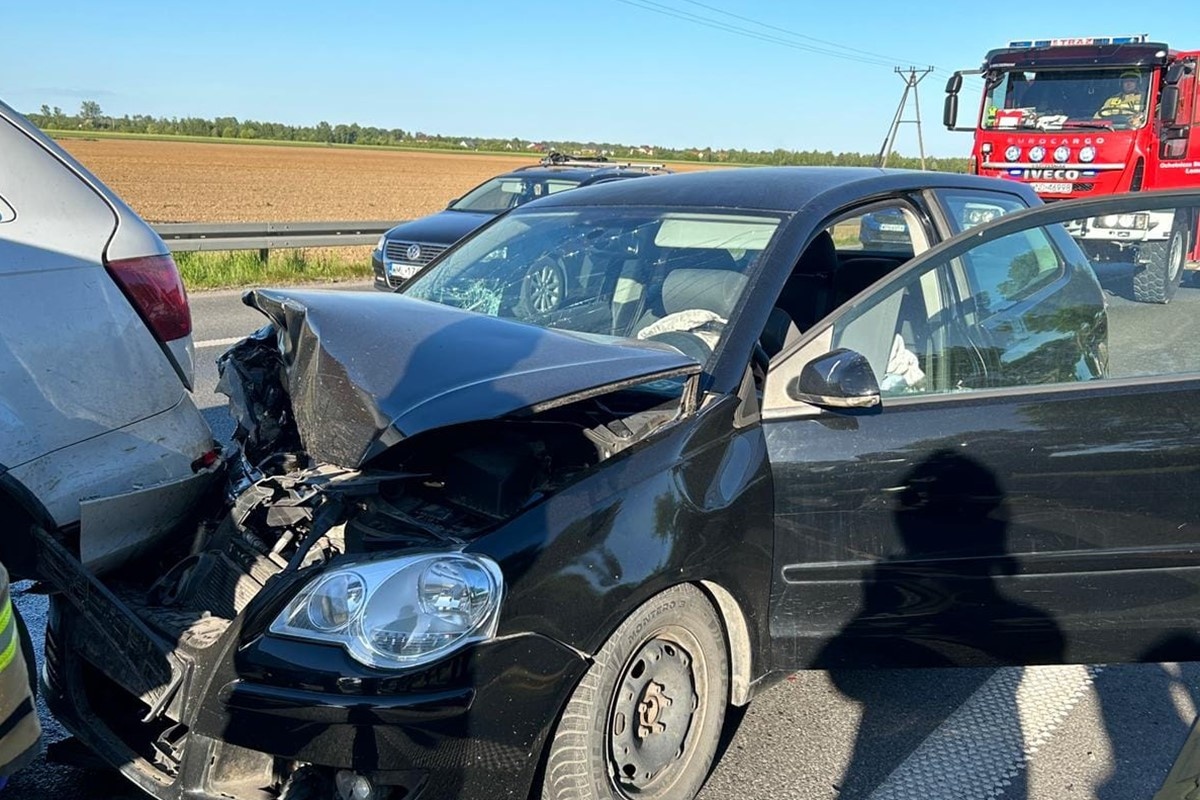 Czosnów. Zderzenie trzech samochodów na DK7 w Łomnie-Las