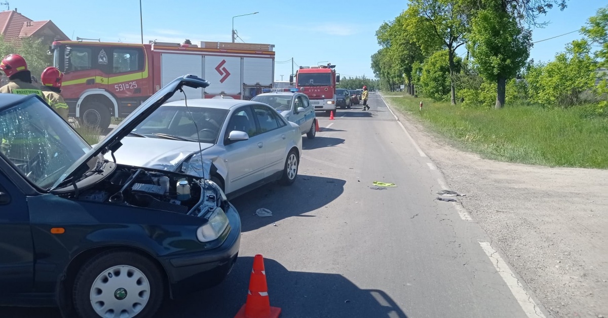 Nasielsk. Zderzenie dwóch samochodów w Pniewie. Świadkowie udzielali pomocy 86-latkowi
