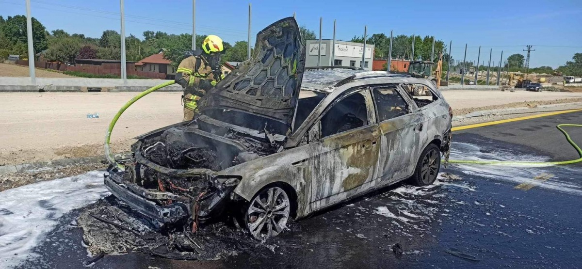 Czosnów. Samochód spłonął na trasie S7 w Kazuniu Nowym