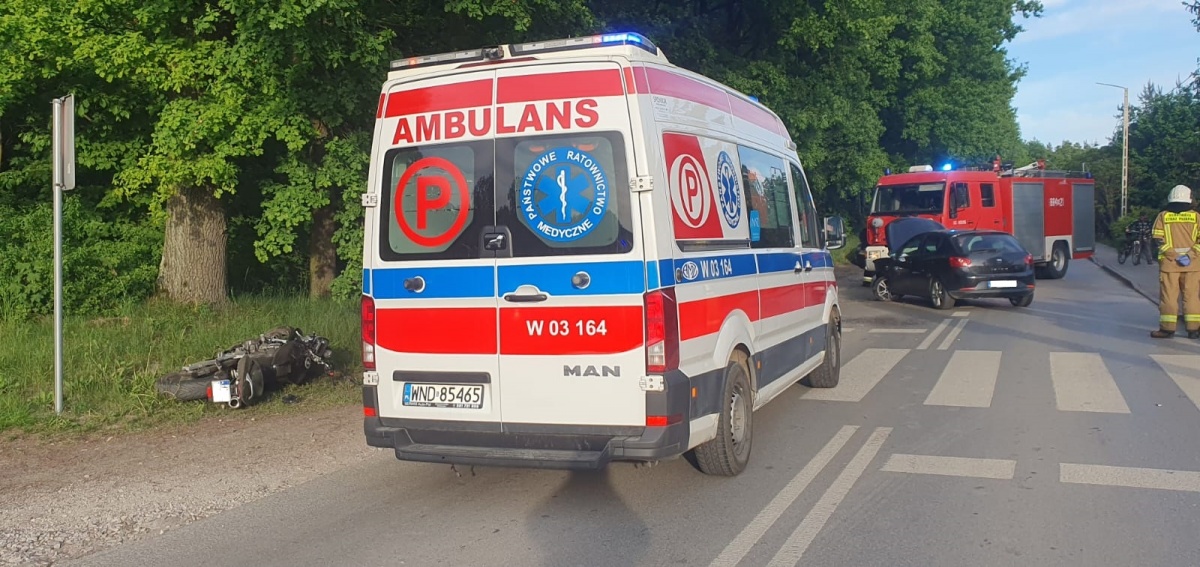 Pomiechówek. Motocyklistka ze złamaną ręką trafiła do szpitala. Wcześniej uderzył w nią kierowca osobówki