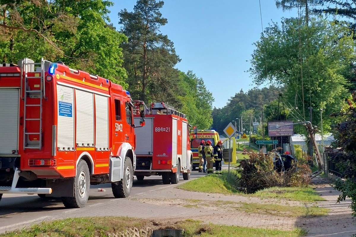 Pomiechówek. Kierowca samochodu osobowego wjechał w słup energetyczny. Trafił do szpitala