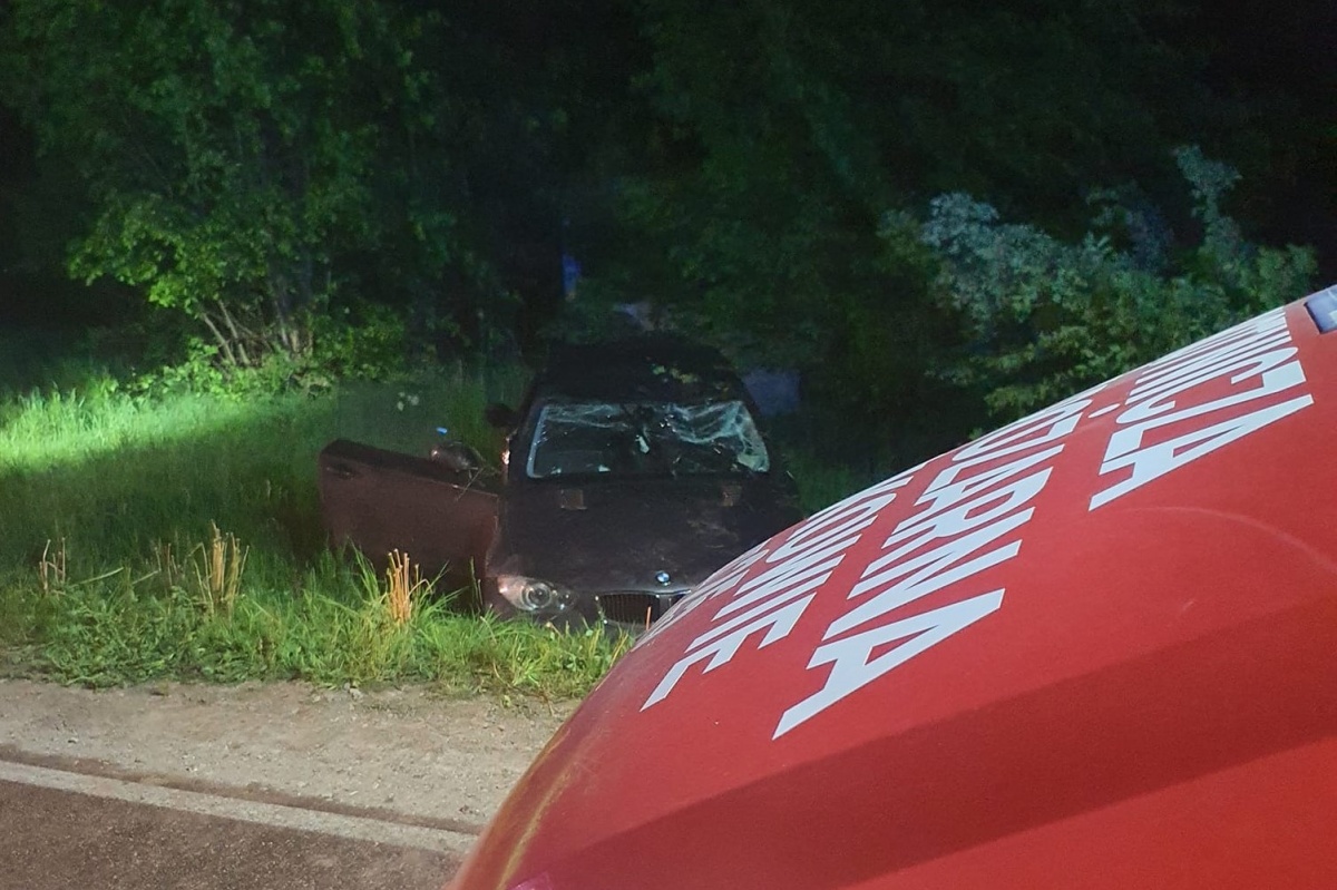 Nasielsk. Dachowanie BMW na DW 632 w Mazewie Dworskim. Za kierownicą młody kierowca