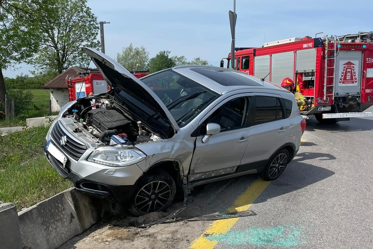 Czosnów. Zderzenie trzech aut na S7 w Kazuniu Nowym. Suzuki zawisło na barierkach