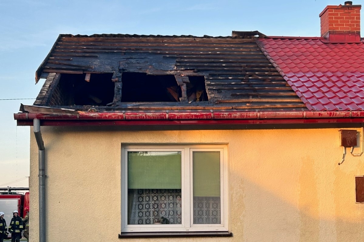Nasielsk. Pożar domu w Lubominie. Z ogniem walczyło osiem zastępów straży pożarnej