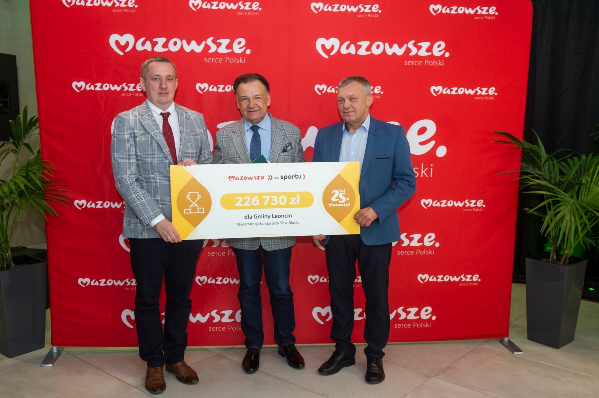 Leoncin. Boisko przy szkole w Głusku zyska nową nawierzchnię. Umowa na dofinansowanie podpisana