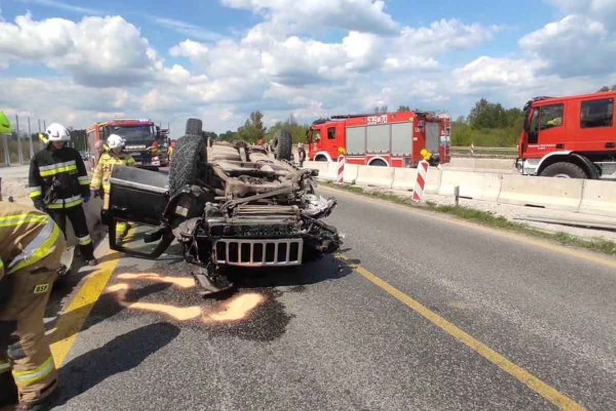 Czosnów. Na trasie S7 kierowca Jeepa stracił panowanie nad autem i dachował