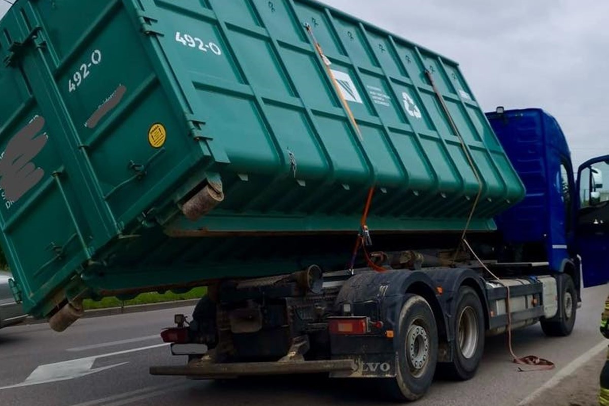 Nowy Dwór Mazowiecki. Źle zabezpieczył ładunek. Kontener mógł runąć na drogę
