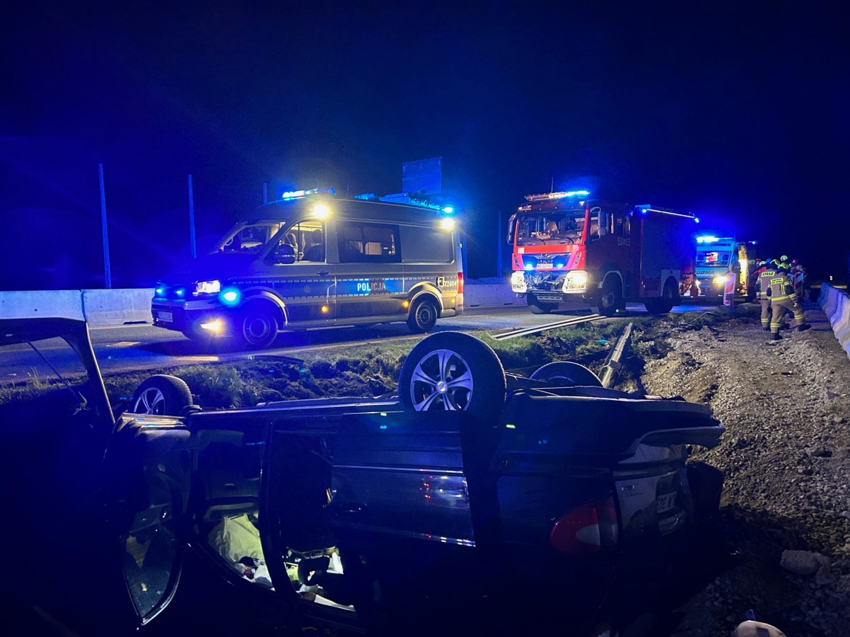 Czosnów. Zasłabł za kierownicą i dachował w rowie. Ranny kierowca w szpitalu