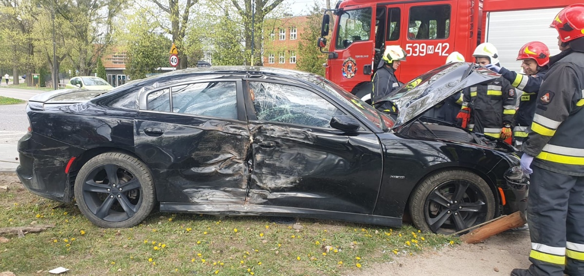 Pomiechówek. Rozbity Dodge na ulicy Nasielskiej. Kierowca uderzył w barierki i drzewo