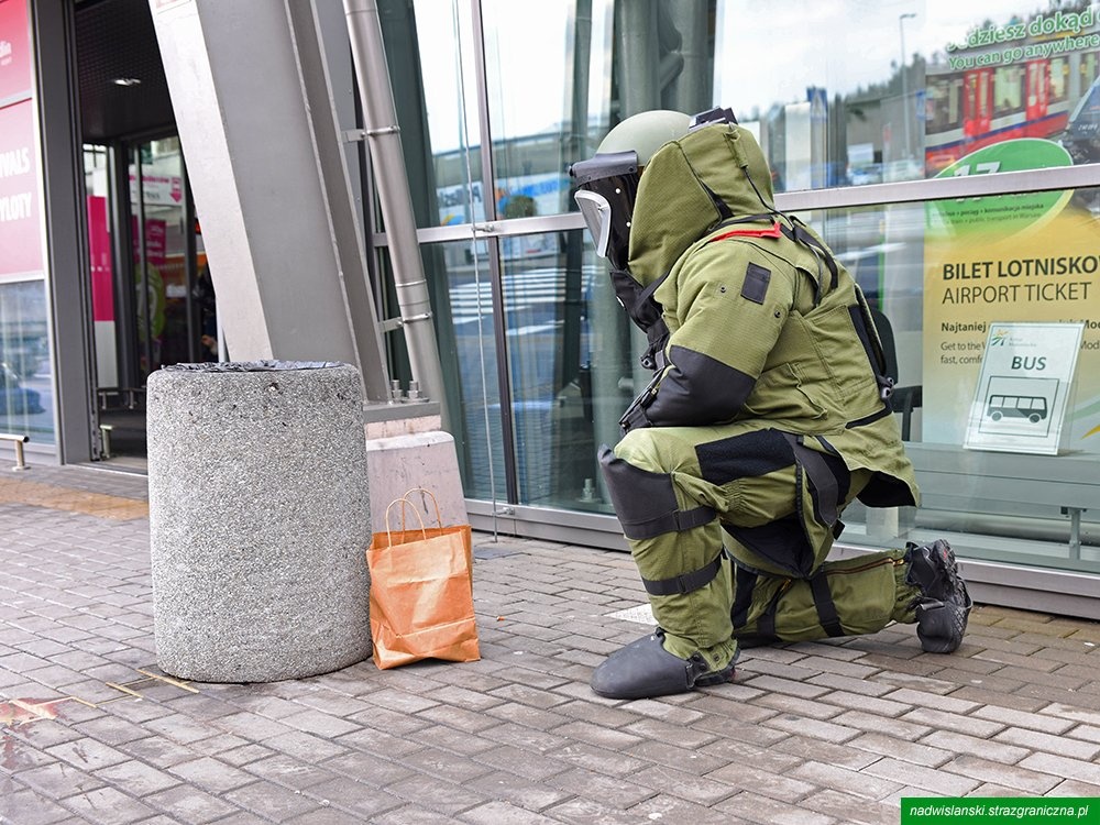 Alarm na lotnisku w Modlinie. Porzucona reklamówka powodem ewakuacji 200 osób