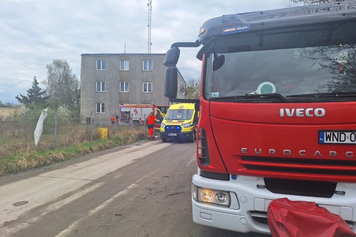Nasielsk. W Starych Pieścirogach nastolatek skracając sobie drogę ugrzązł w bagnistym terenie. Z pomocą chłopakowi przyszli strażacy