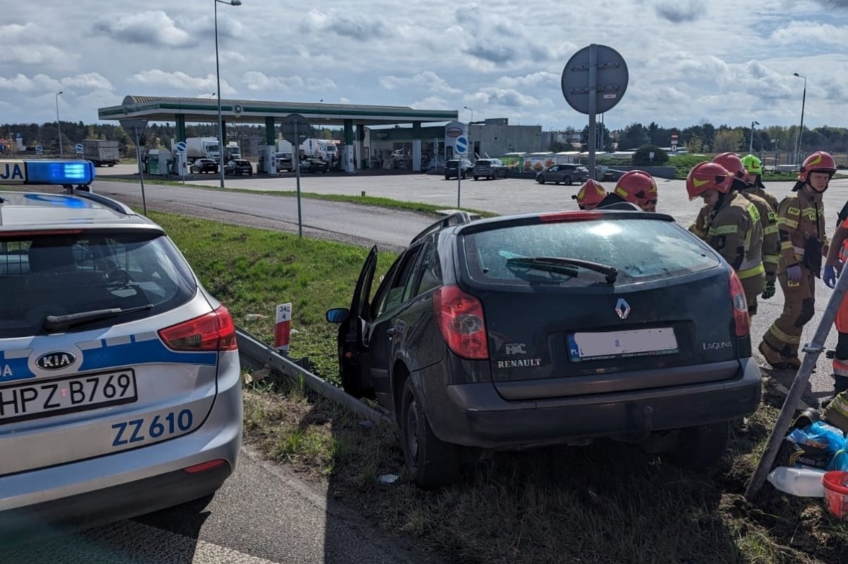 Czosnów. W miejscowości Łomna-Las samochód osobowy zjechał z trasy S7 do rowu