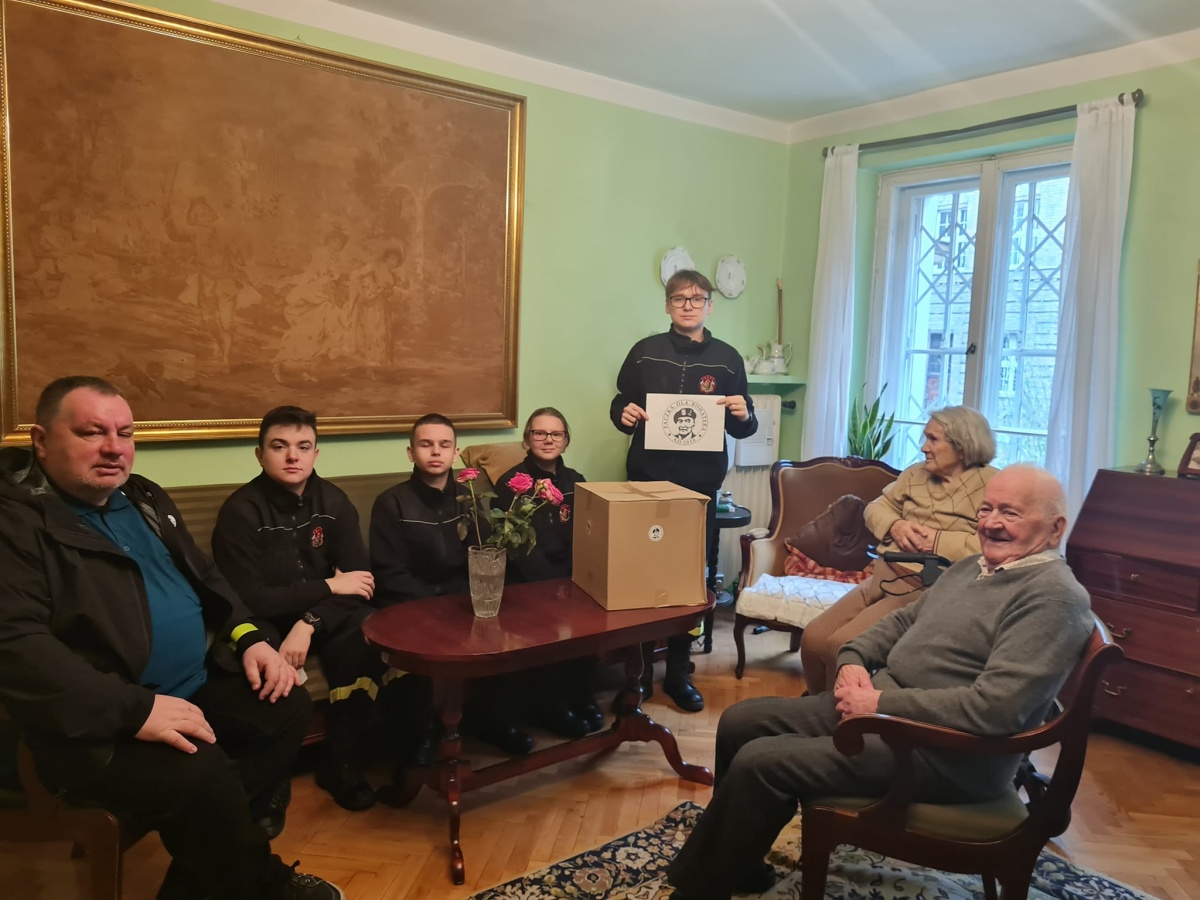 Paczka dla Bohatera. Z upominkami i życzeniami dla weteranów po raz kolejny ruszyli młodzi druhowie z Nowego Dworu Mazowieckiego