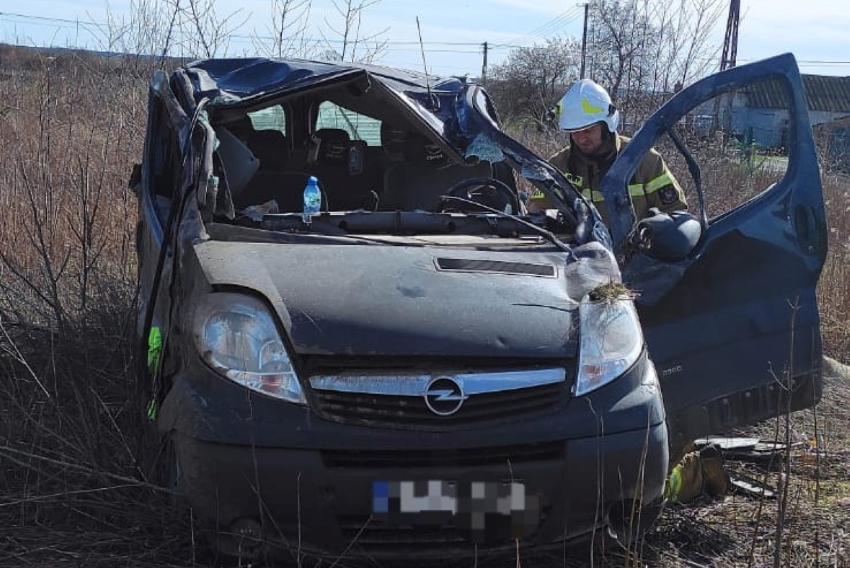 Zakroczym. Bus wypadł z drogi krajowej nr 62 i dachował. Kierowca został przetransportowany do szpitala
