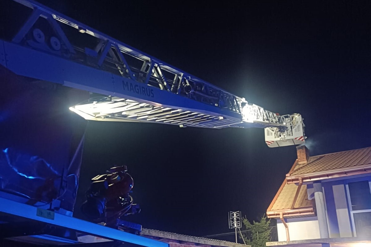 Nasielsk. Pożar sadzy w domu w Słustowie. Z ogniem walczyło pięć zastępów