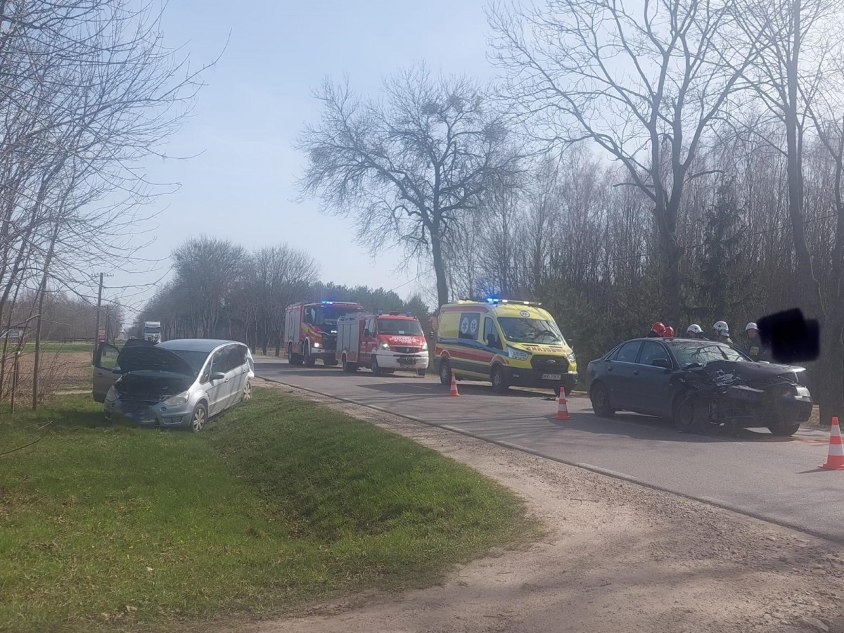 Nasielsk. Wypadek w Mazewie Dworskim „A”. W zderzeniu dwóch samochodów ucierpiała kobieta i dziecko (aktualizacja)
