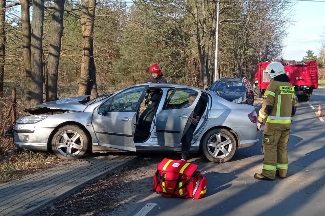 Leoncin. Kompletnie pijany kierowca uderzył w drzewo i uciekł. Miał 3 promile