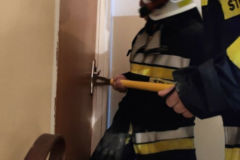 Czosnów. 78-latek zasłabł w domu w Pieńkowie. Strażacy musieli wyważyć drzwi