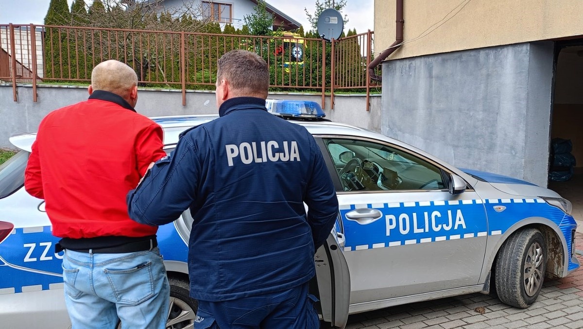 Nasielsk. Był poszukiwany do odbycia kary więzienia. 45-latek ukrywał się w przyczepie kempingowej