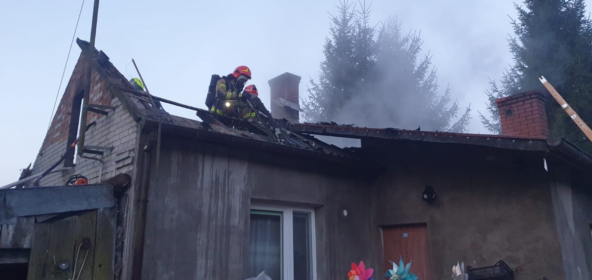 Czosnów. Pożar domu w Aleksandrowie. Spaleniu uległo poddasze budynku