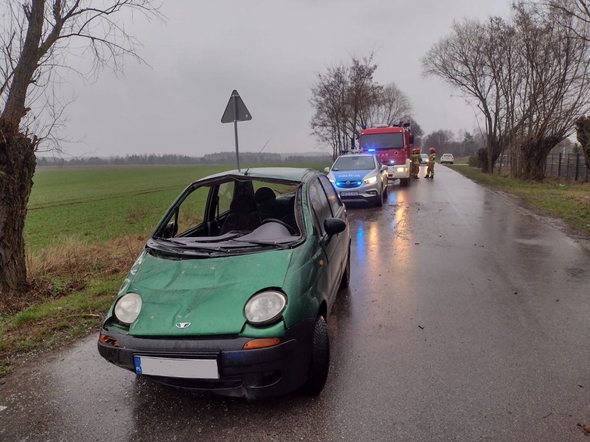 Pomiechówek. Zjechał z drogi i uderzył w drzewo. 43-latek zabrany do szpitala