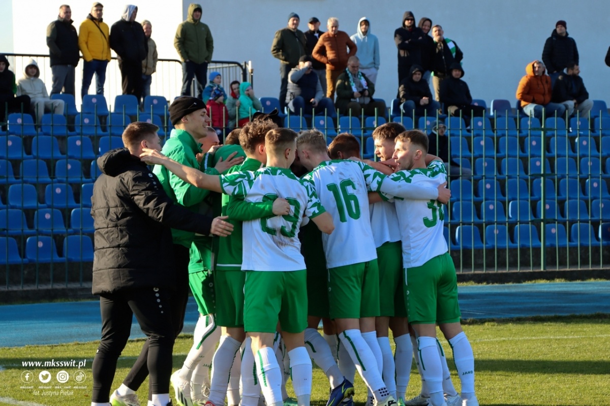 Trzecioligowe derby dla piłkarzy Świtu. Dwa gole i czerwona kartka