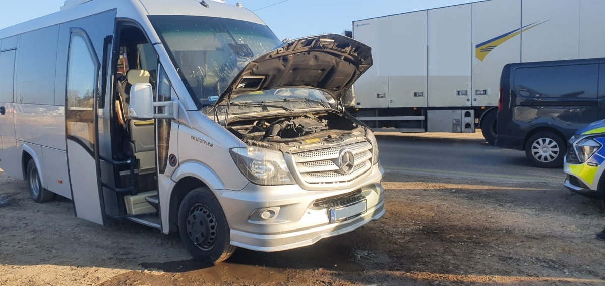 Zakroczym. Pożar busa pracowniczego na ul. Byłych Więźniów Twierdzy Zakroczymskiej. Pojazdem podróżowało 27 osób