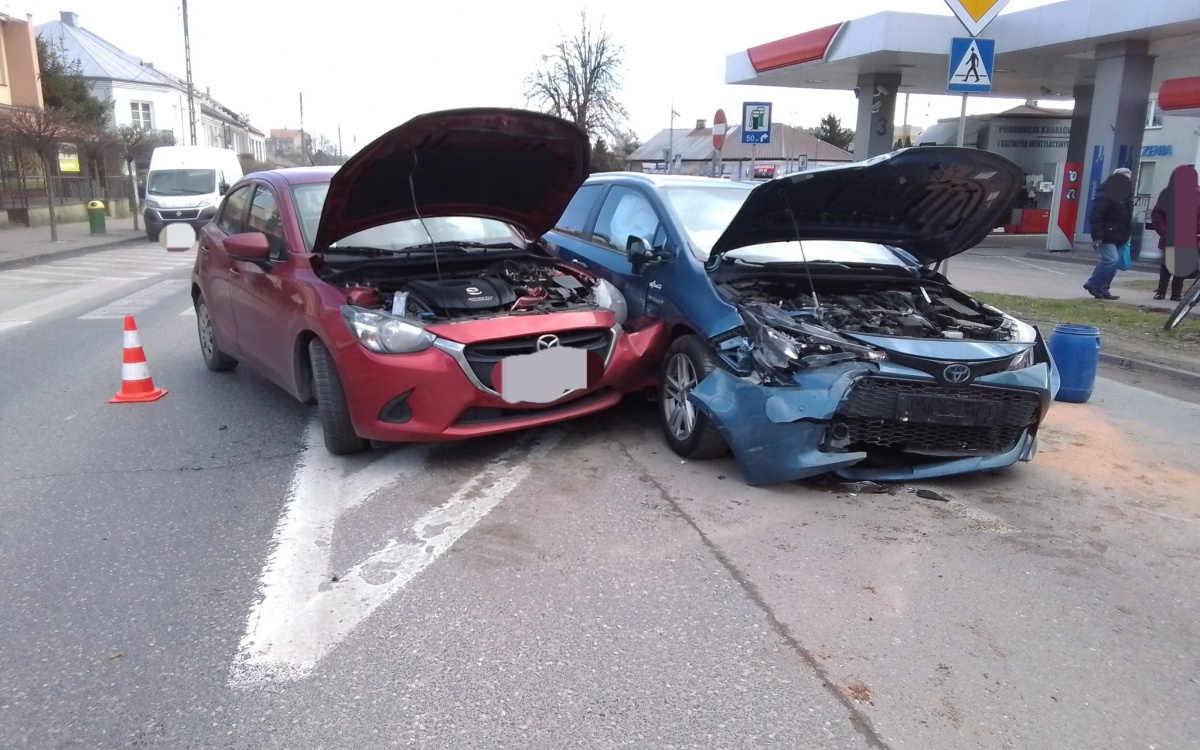 Nasielsk. Zderzenie dwóch samochodów osobowych na ulicy Warszawskiej. Przyczyną wymuszenie pierwszeństwa