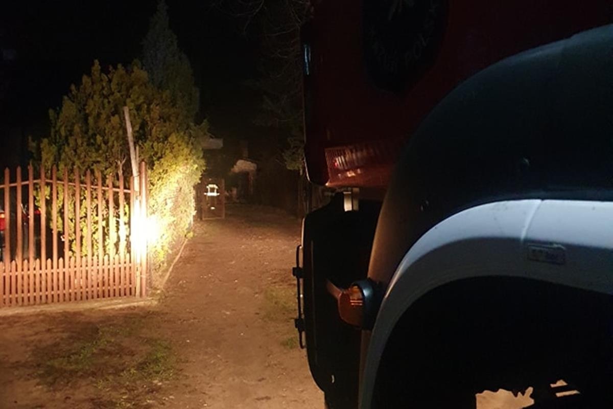 Leoncin. Nocny pożar sadzy w przewodzie kominowym w Starych Grochalach