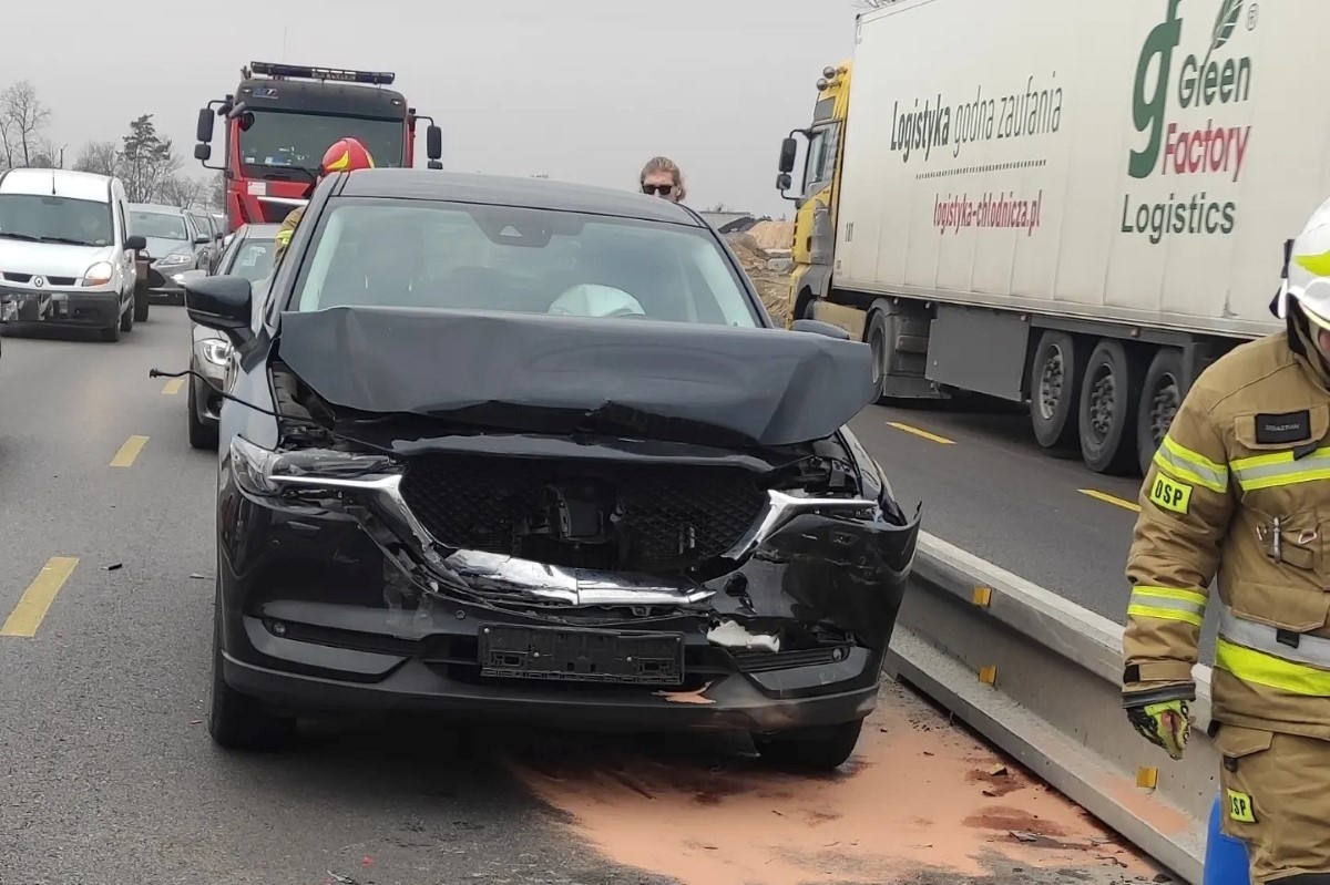 Zakroczym. Zderzenie Mazdy i Audi na trasie S7. Przez ponad godzinę występowały utrudnienia drogowe w kierunku Warszawy