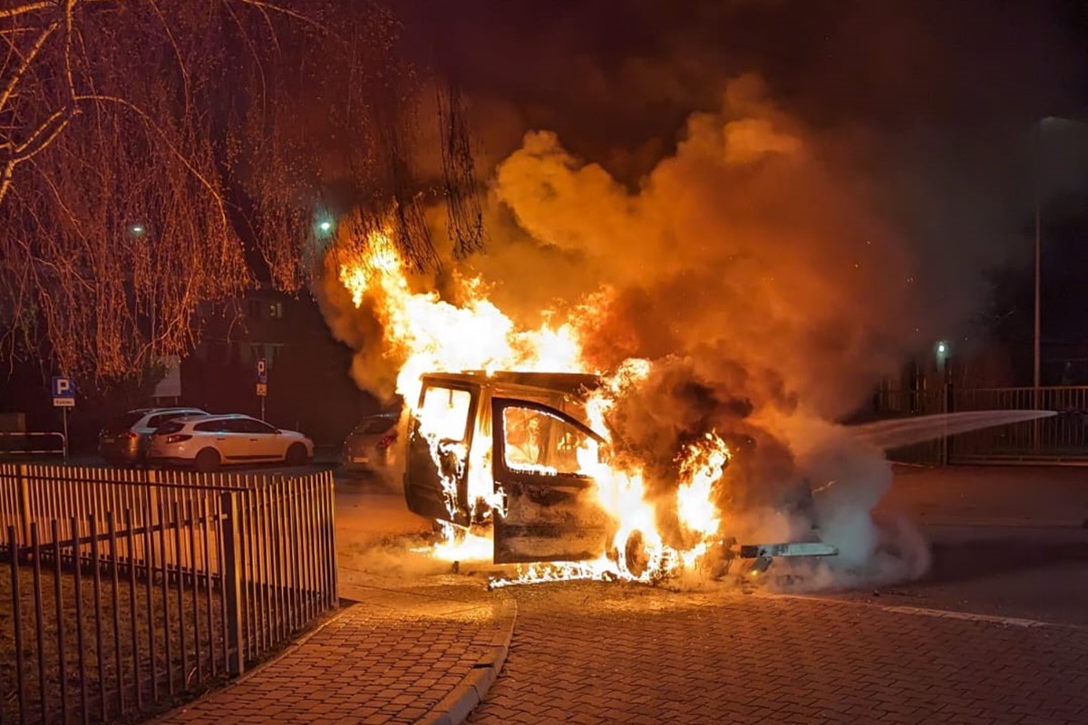 Nowy Dwór Mazowiecki. Samochód stanął w ogniu na ul. 29 Listopada w Modlinie Twierdzy