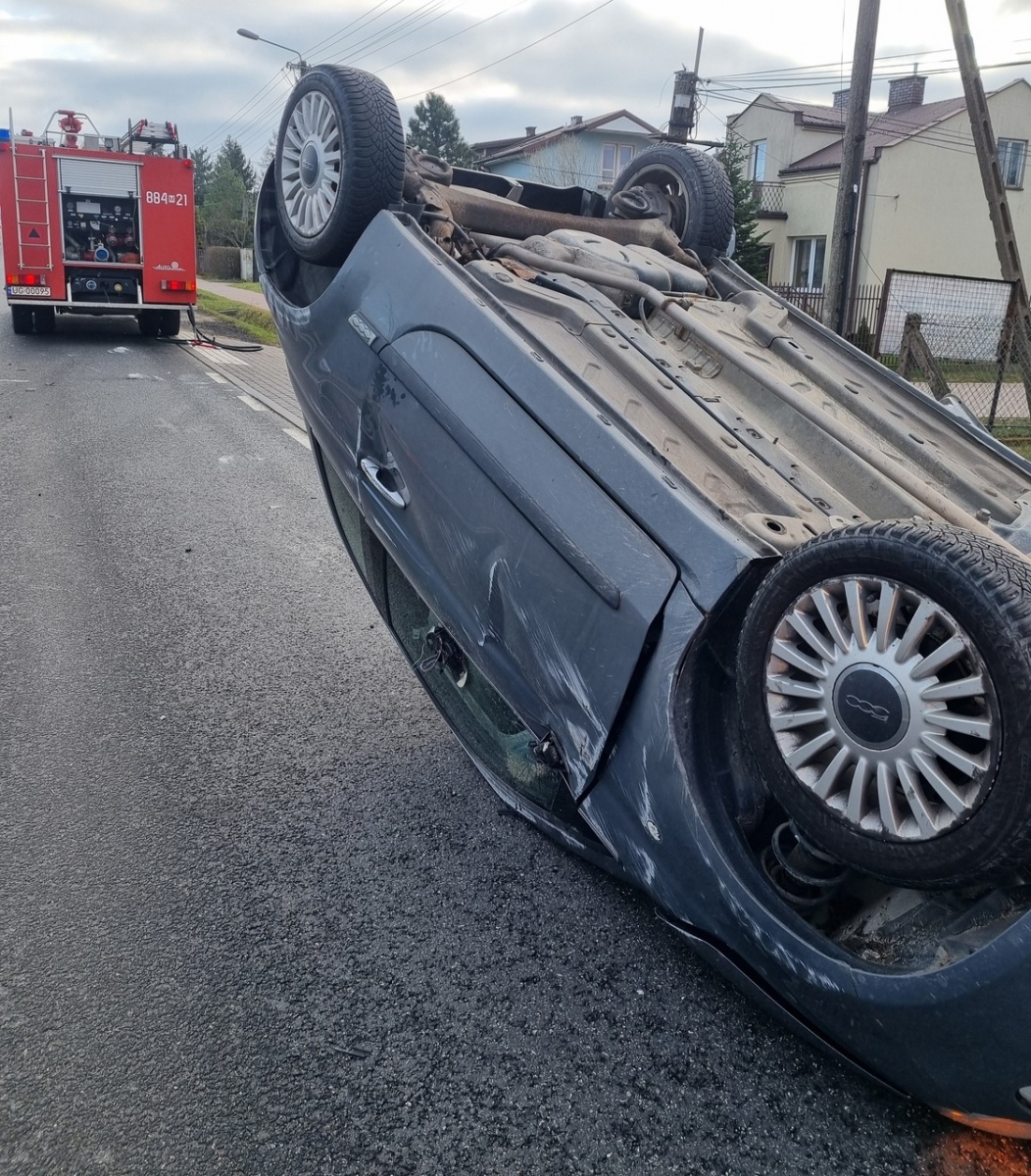 Pomiechówek. Zderzenie skody z fiatem. W samochodzie, który dachował było czteroletnie dziecko